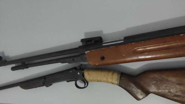 Ap&oacute;s disparos, pol&iacute;cia apreende armas em assentamento usado por criminosos 