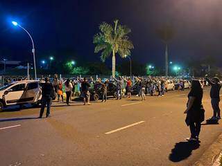 Grupo reunido para orar em frente ao Hospital Regional de Campo Grande (Foto: Divulgação)