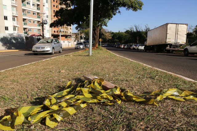 Ao sair de casa da namorada, motociclista bate em placa e morre na Rachid Neder
