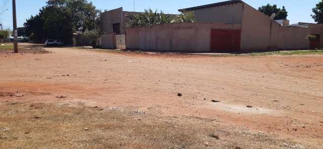Desde 2014, moradores esperam obras de pavimenta&ccedil;&atilde;o paralisadas na Vila Nasser