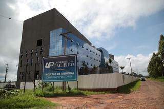 Em janeiro, faculdade de Medicina, localizada na fronteira com Ponta Porã, tinha obra de ampliação. (Foto: Marcos Maluf)