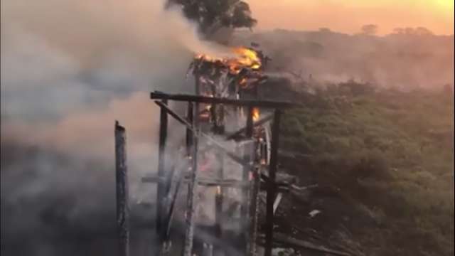 Acesso &eacute; constru&iacute;do para manter tr&aacute;fego na MS-228, onde fogo destruiu ponte