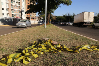 Fita zebrada usada para isolar o local do acidente até a chegada da Perícia Técnica (Foto: Kisie Aionã)