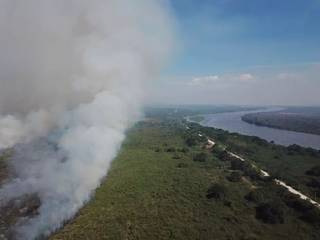 Densa cortina de fumaça em área incêndiada próximo ao Rio Paraguai, no Pantanal de MS (Foto: Thainan Bornato)
