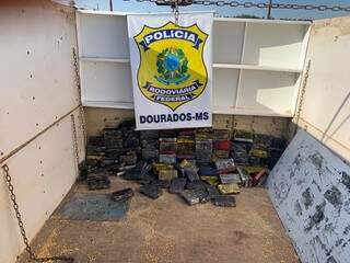 Fardos de cocaína que estavam em fundo falso de carreta (Foto: Divulgação)
