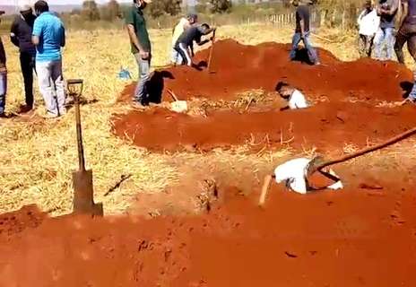 Em menos de 24h, indígenas sepultam três vítimas de covid-19 em "covas rasas"