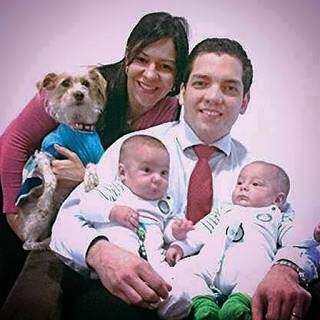 Carla segurando Donatella, ao lado do marido Vitor e dos filhos gêmeos, Vinícius e Leonardo. (Foto: Arquivo pessoal)