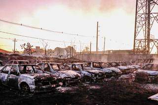 Veículos foram destruídos em incêndio (Foto: Henrique Kawaminami)