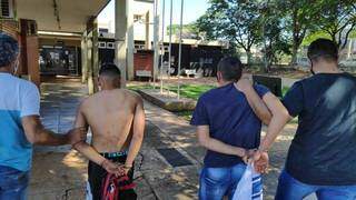 Marcus Vinícius (sem camisa) e Douglas Cristaldo de Oliveira, logo após serem presos (Foto: Adilson Domingos)