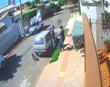 C&acirc;mera flagra bandidos que fizeram &quot;limpa&quot; em casa, ao tentar entrar em outra