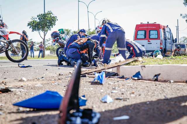 Colis&atilde;o entre carro e moto mata duas pessoas na L&uacute;dio Martins Coelho 