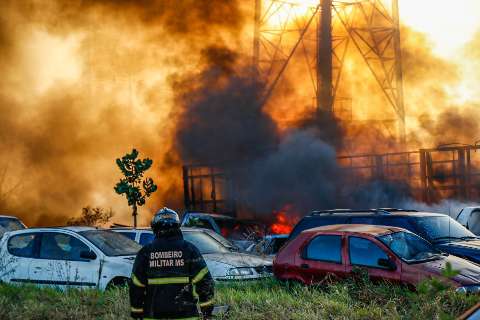 Pátio atingido por fogo tinha mais de 80 de veículos, a maioria foi destruída