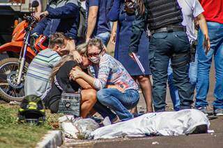 Mãe de Eduardo foi consolada por familiares. (Foto: Henrique Kawaminami)