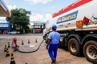 Caminhão abastece posto de combustível de Campo Grande (Foto: Henrique Kawaminami/Arquivo)