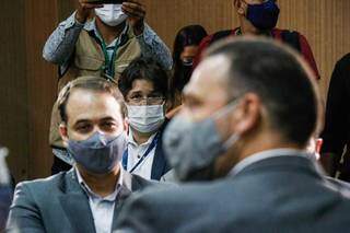 Ao fundo (de óculos), secretário de saúde, José Mauro Filho, observa alegações durante audiência. (Foto: Marcos Maluf)