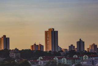 Céu de poucas nuvens deve se repetir na Capital neste fim de semana (Foto: Marcos Maluf)