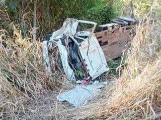 Caminhão tombado às margens de rodovia; cabine do veículo ficou destruída (Foto: Sidney Assis)