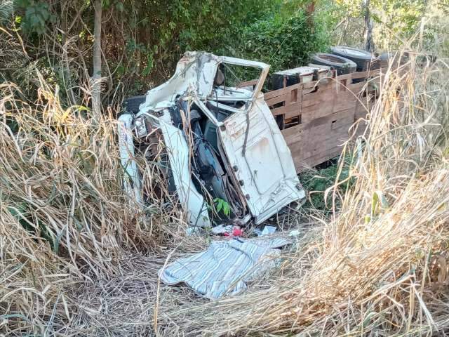 Caminh&atilde;o tomba, uma pessoa morre e outra &eacute; socorrida em estado grave