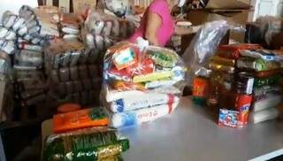 Alimentos sendo embalados para entrega a alunos, em abril (Foto: Reprodução)