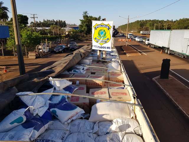 PRF encontra 40 mil pacotes de cigarros sob sacos de ra&ccedil;&atilde;o em Dourados 