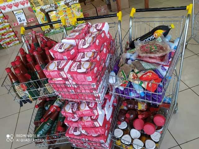 Supermercado no Jardim Itamarac&aacute; &eacute; autuado vendendo produtos vencidos