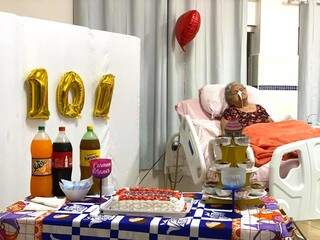 Festa de 101 anos da Carminha teve tudo o que não pode faltar em uma boa festa de aniversário. (Foto: Asilo São João Bosco)