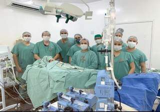 Equipe médica que realizou o procedimento. (Foto: Santa Casa) 