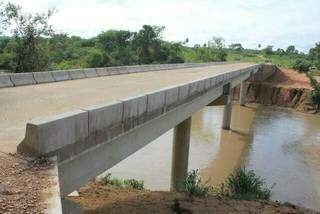 Ponte sobre o Rio Guaimbé, na cidade de Aral Moreira (Foto: Divulgação - Governo)