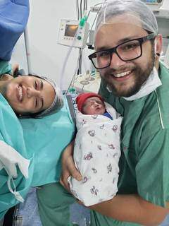 Luciana Cafure ainda no hospital e o marido Kelvin Felipe Gimenes da Silva segurando Hugo que tinha acabado de nascer. (Foto: Arquivo pessoal)
