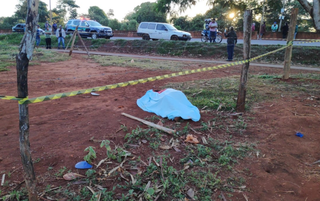 Homem &eacute; assassinado a pauladas e a facadas; um suspeito &eacute; preso 
