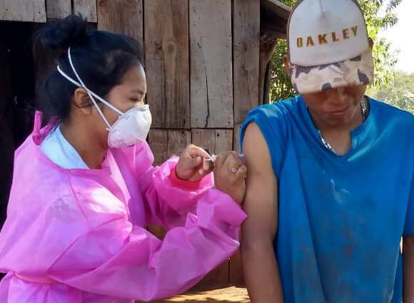 Docentes e alunos da UEMS refor&ccedil;am vacina&ccedil;&atilde;o contra influenza em aldeias 
