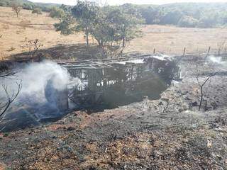 Ônibus ficou completamente destruído pelo incêndio (Foto: Jovemsulnews)