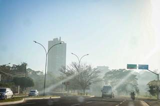 Imagem na fumaça que encobre Campo Grande nesta manhã. (Foto: Henrique Kawaminami)