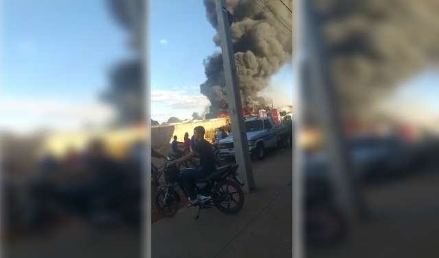 Inc&ecirc;ndio se alastra por terreno e atinge quatro &ocirc;nibus em garagem 
