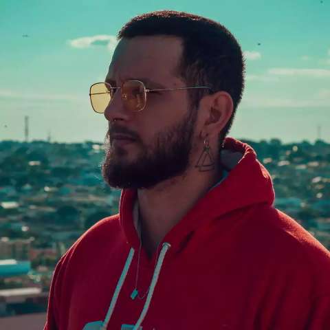 Projeto de músico “enclausurado” com amigos vira pop romântico