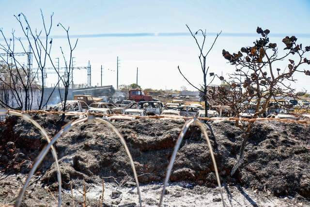 Quase 70 ve&iacute;culos foram destru&iacute;dos em inc&ecirc;ndio e fuma&ccedil;a continua em dep&oacute;sito