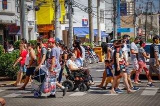 Rua 14 de Julho, Centro de Campo Grande, lotada no sábado. (Foto: Henrique Kawaminami)