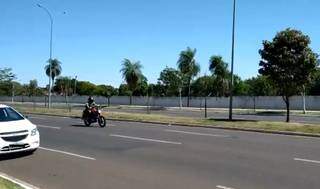 Em 1h, 14 motos em alta velocidade provam que perigo é rotina na Lúdio Coelho Em 1h, 14 motos em alta velocidade provam que perigo é rotina na Lúdio Coelho