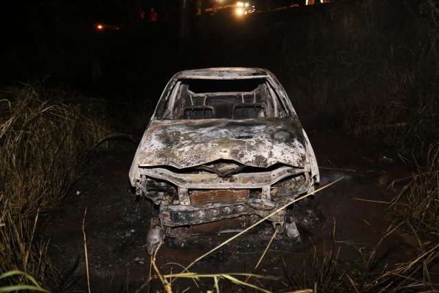 Ve&iacute;culo &eacute; destru&iacute;do por inc&ecirc;ndio perto da cachoeira do Ceuzinho 