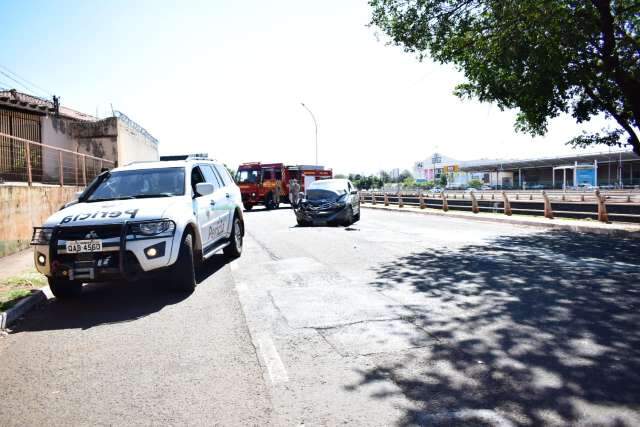 Homem fica ferido depois de colis&atilde;o envolvendo viatura da Pol&iacute;cia Civil 