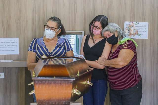 Fam&iacute;lia enfrenta covid e burocracia at&eacute; o &uacute;ltimo adeus &agrave; v&iacute;tima de serial killer