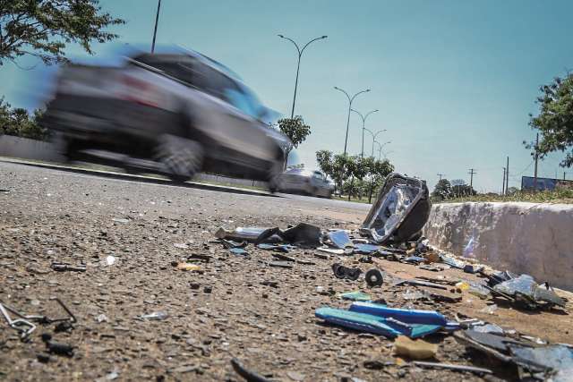 Em 1h, 14 motos em alta velocidade provam que perigo &eacute; rotina na L&uacute;dio Coelho