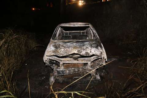 Veículo é destruído por incêndio perto da cachoeira do Ceuzinho 