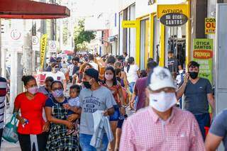 Saidinha para as compras do dia dos pais mostra aglomeração no centro de Campo Grande, no sábado (8) (Foto: Henrique Kawaminami)