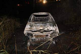Veículo Palio foi completamente destruído pelo fogo. (Foto: Marcos Maluf) 