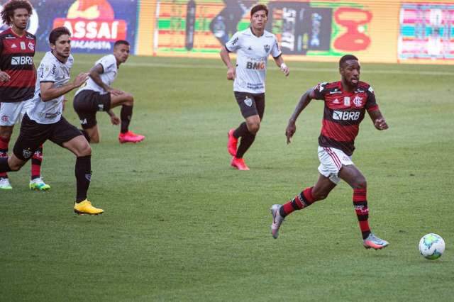 Com gol contra de Filipe Lu&iacute;s, Atl&eacute;tico-MG vence o Flamengo por 1 a 0 