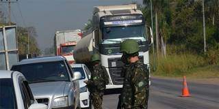 Militares registrados durante fiscalização na rodovia Ramão Gomes na fronteira com a Bolívia em Corumbá (Foto: Divulgação/Exército)