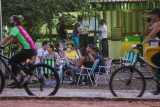 Aglomeração de pessoas em quiosque do Parque dos Poderes. (Foto: Marcos Maluf) 