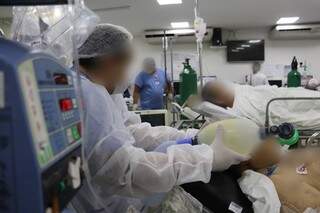 Na imagem de arquivo, profissional usa ventilação mecânica em paciente, na Santa Casa. (Foto: Divulgação)