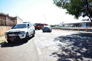 Viatura da Polícia Civil e Honda Civic envolvidos em colisão (Foto: Direto das Ruas)